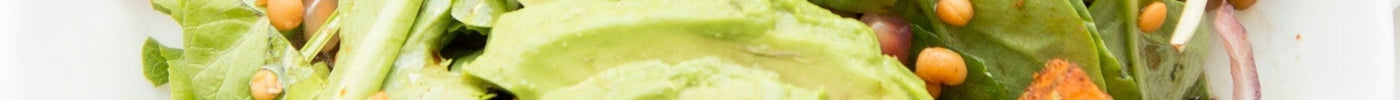 Lente salade met avocado, kant-en-klare linzen en spicy tofu uit de Airfryer