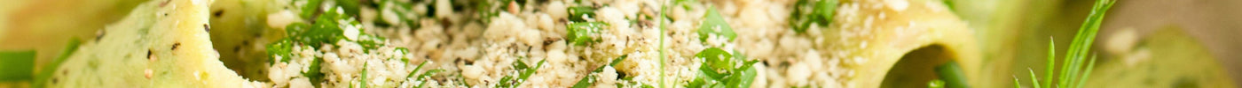 Pasta met romige broccolisaus en vegan Parmezaan