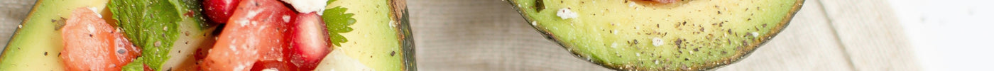 Gevulde avocado met tomaat, munt, fêta en granaatappelpitjes