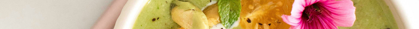 Romige broccolisoep met geroosterde tuinbonen en vegan Parmezaan
