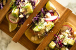 Vegan pink Mole tacos met rode kool, dille, radijs, avocado, feta en limoen