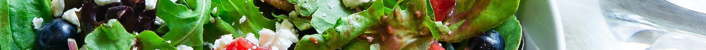 Frisse salade met garnalen, blauwe bessen, meloen en feta