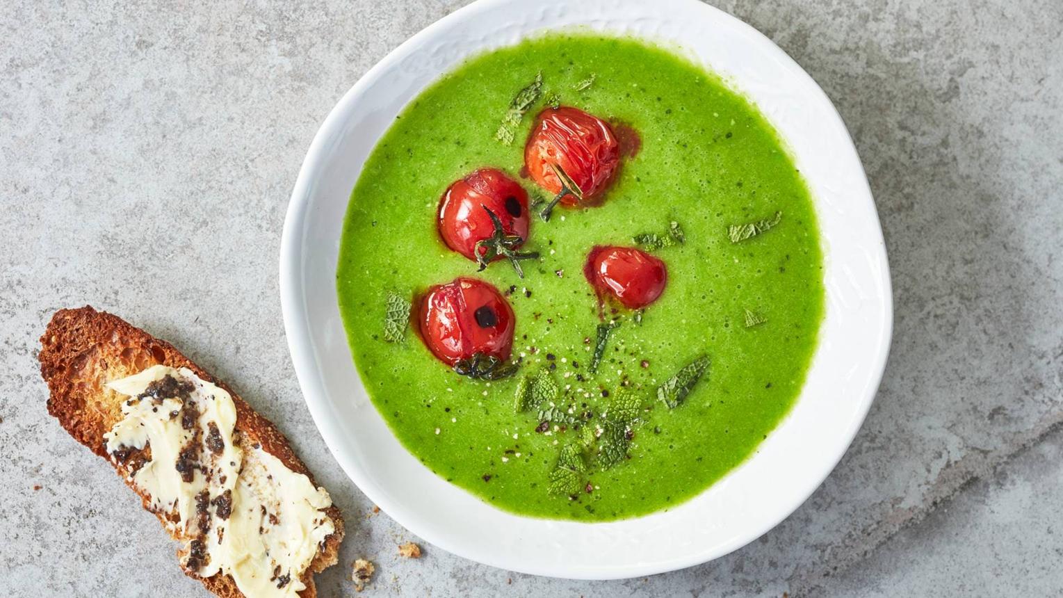 Groene herstelsoep met gember, chili & gegrilde tomaatjes
