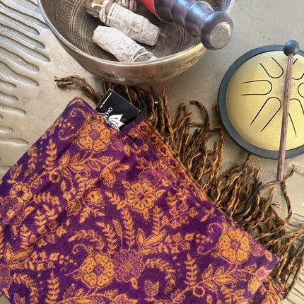 Ultra zachte donkerpaarse/gouden sjaal en meditatiedeken in één