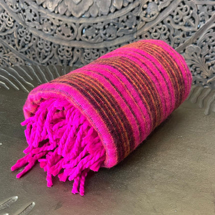 Ultra zachte fuchsia sjaal en meditatiedeken in één