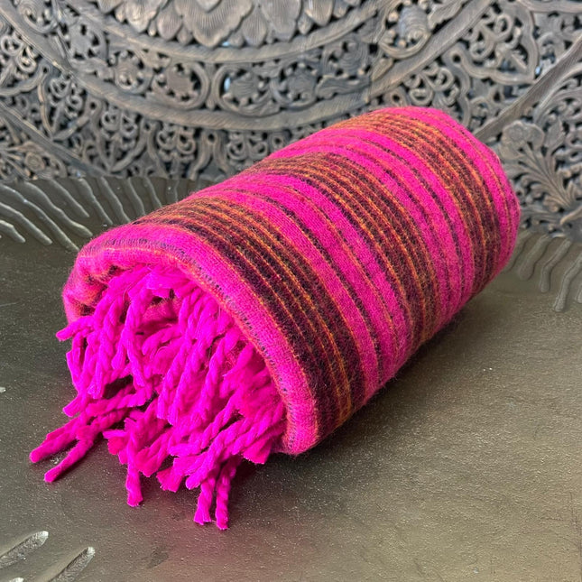 Ultra zachte fuchsia sjaal en meditatiedeken in één